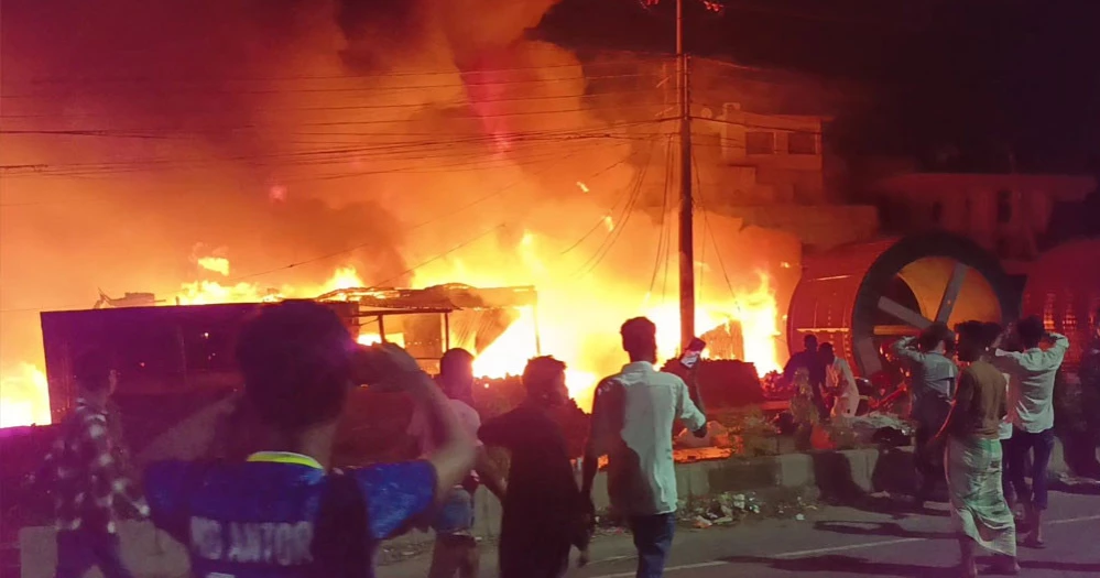 নারায়ণগঞ্জে ঝুটের গুদামে আগুন, প্রায় ১ ঘণ্টার প্রচেষ্টায় আগুন নিয়ন্ত্রণে