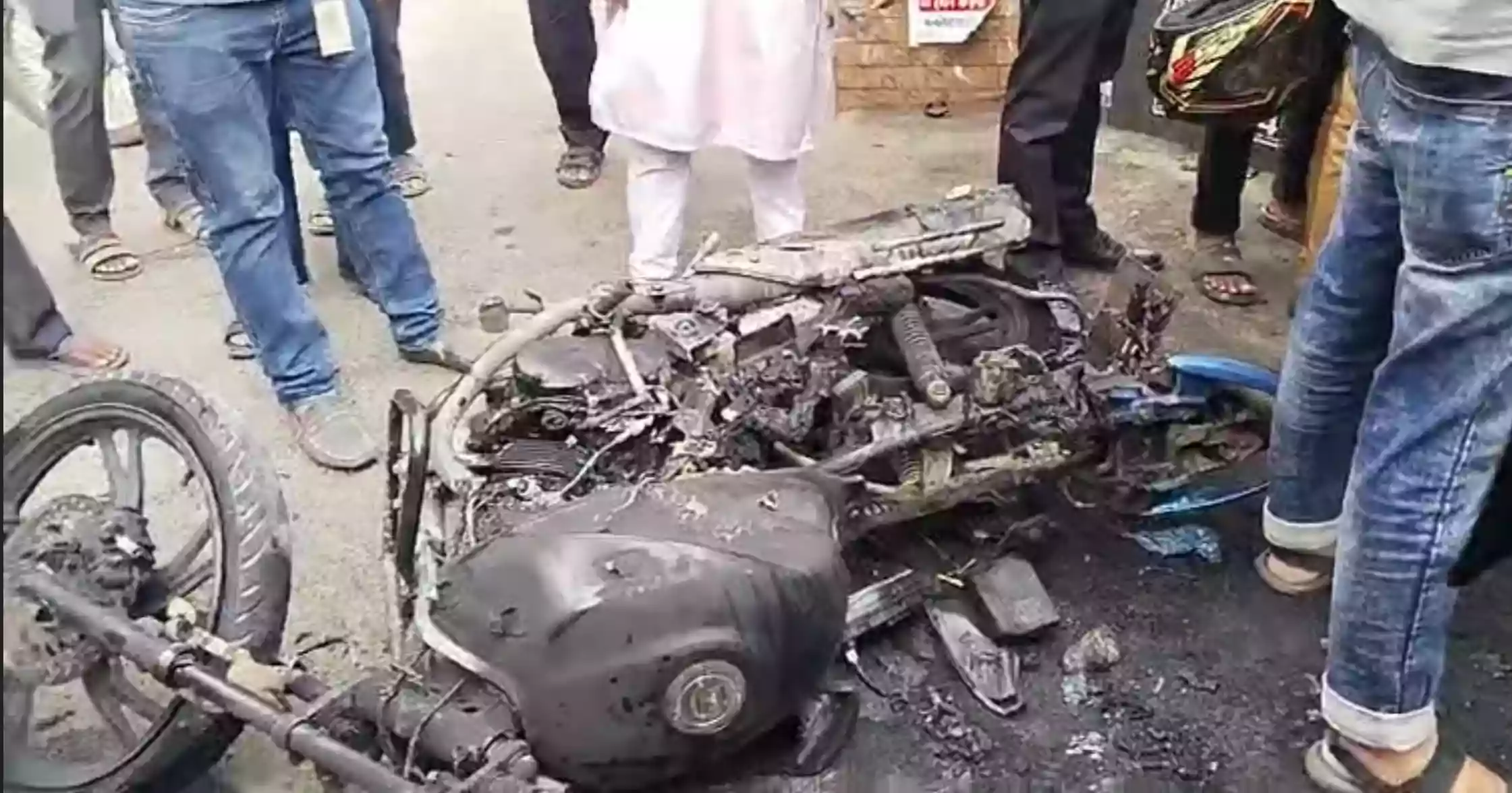 ডাকাতের ছবি তোলায় সাংবাদিকের মোটরসাইকেল পুড়িয়ে দিল ছাত্রদল নেতা