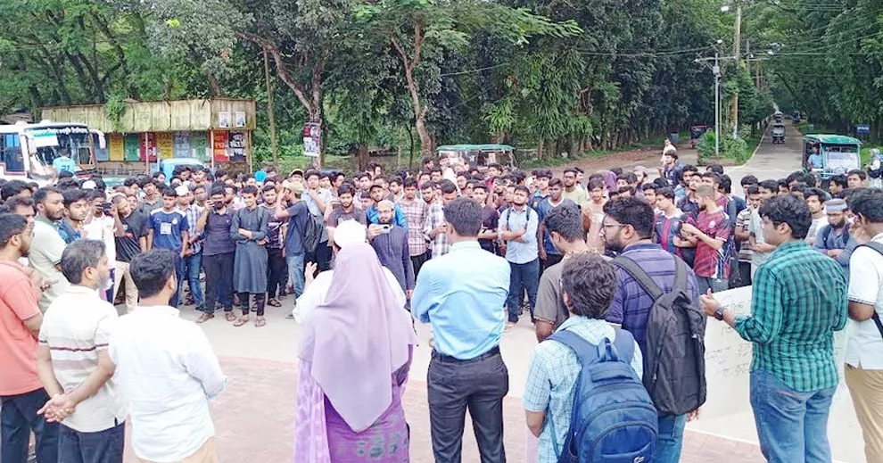 ঢাকায় শিক্ষার্থীদের উপর পুলিশি হামলা, প্রতিবাদে শাবিতে বিক্ষোভ