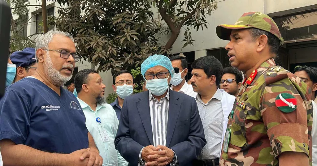 আকস্মিক পরিদর্শনে ঢামেক হাসপাতালে স্বাস্থ্যমন্ত্রী