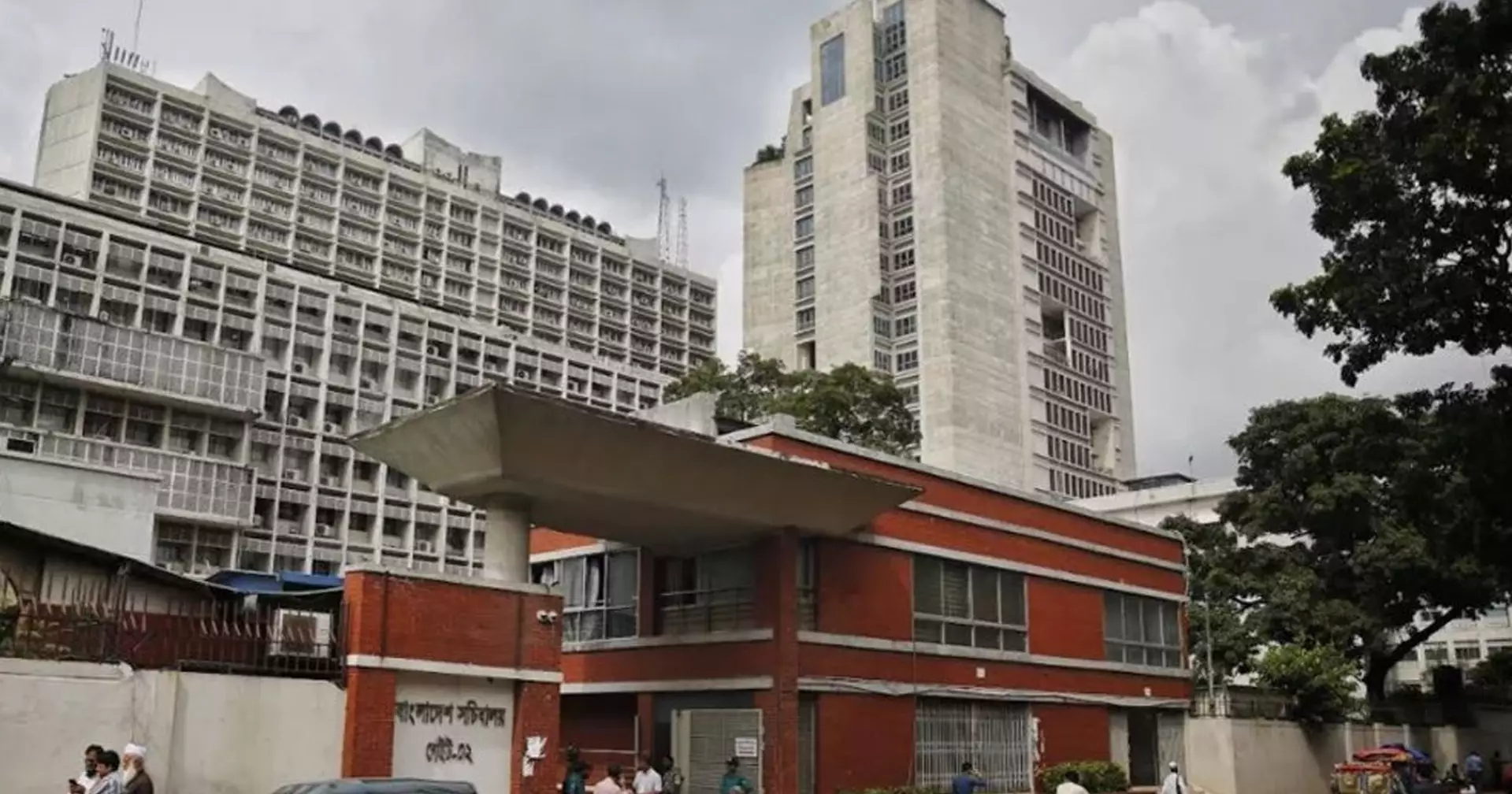 ভাতার দাবিতে আন্দোলন: সচিবালয়ের ১৪ কর্মচারী সাময়িক বরখাস্ত