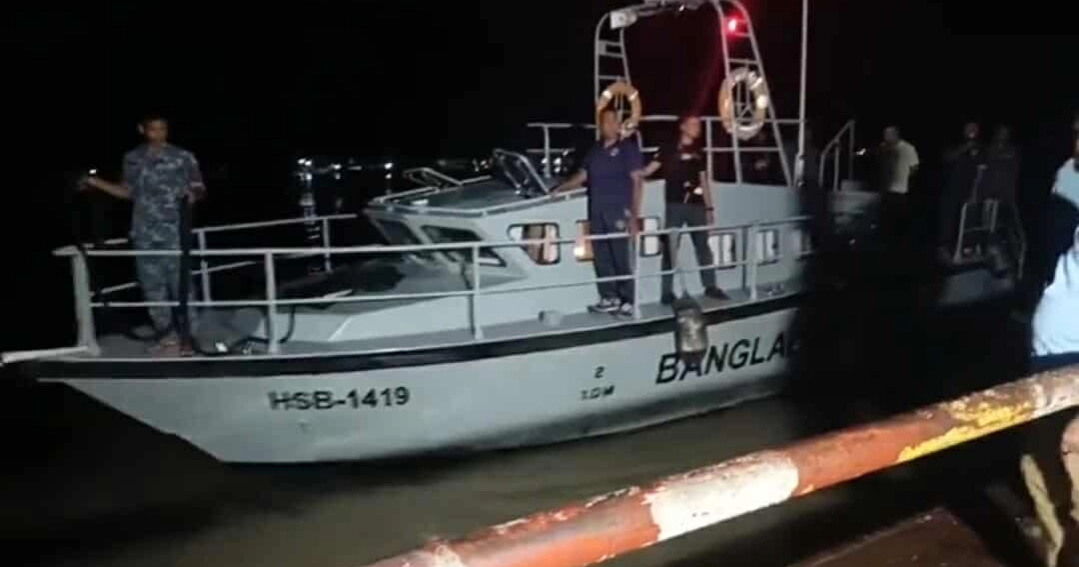 খুলনায় ফেরি ও যাত্রীবাহী ট্রলারের সংঘর্ষ, কিশোর নিখোঁজ