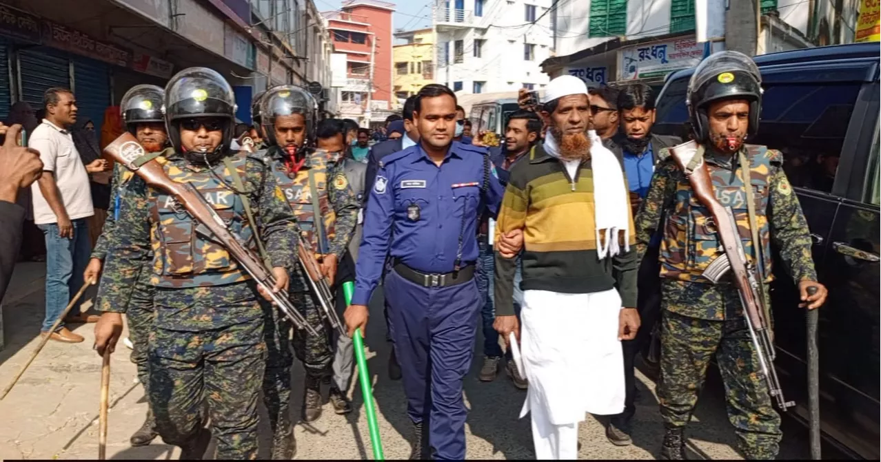 চুয়াডাঙ্গায় ভোটকেন্দ্রের সামনে টাকাসহ জামায়াত সভাপতি আটক