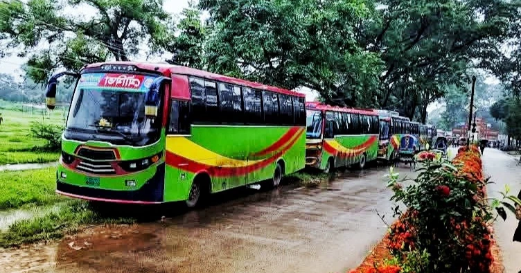 বাসের ধাক্কায় জাবি শিক্ষার্থীর বাবা নিহত, ক্ষতিপূরণ দাবিতে ১০ বাস আটক