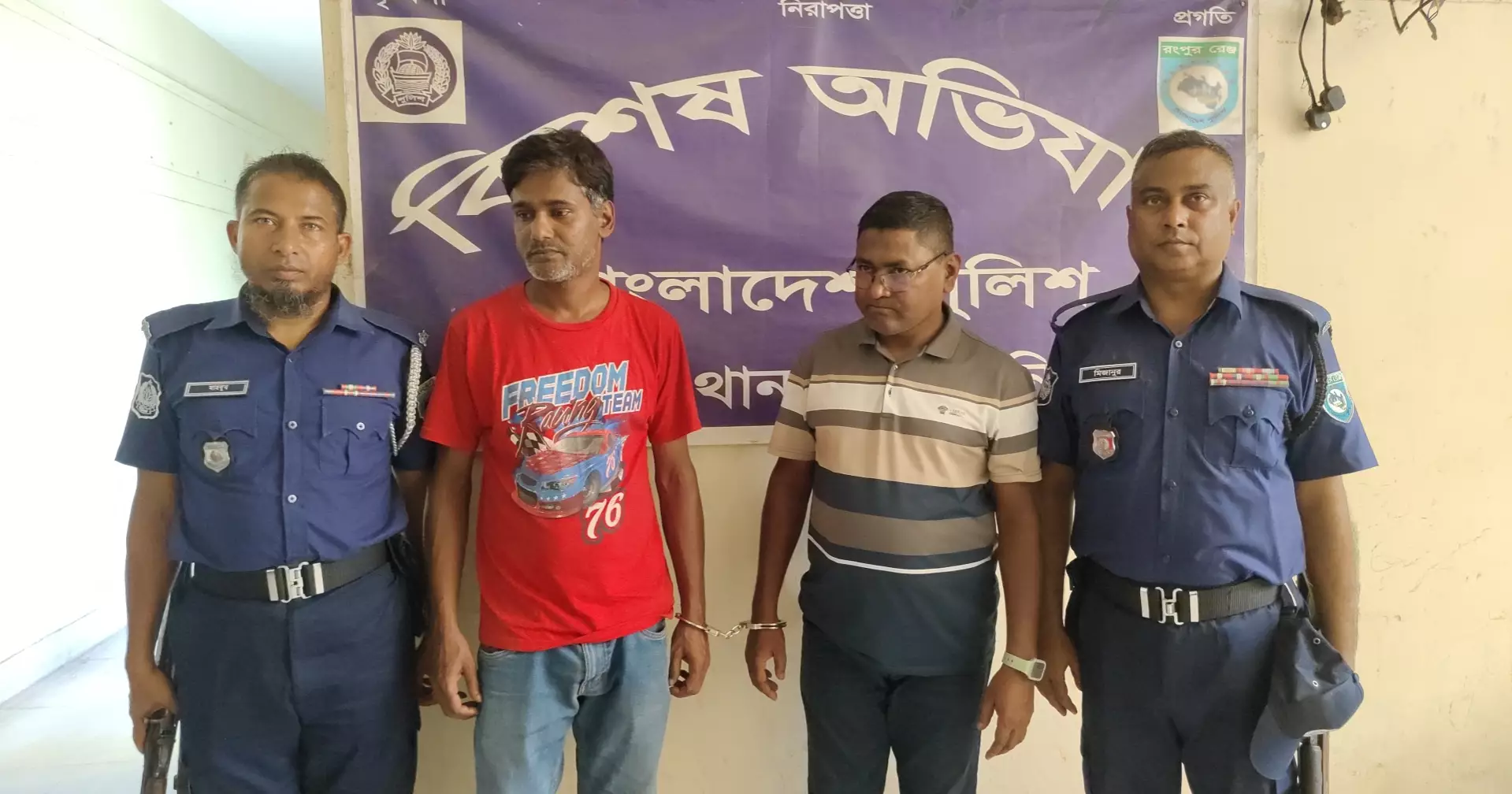 লালমনিরহাটে চাঁদাবাজির সময় দুই ভুয়া মেজর আটক