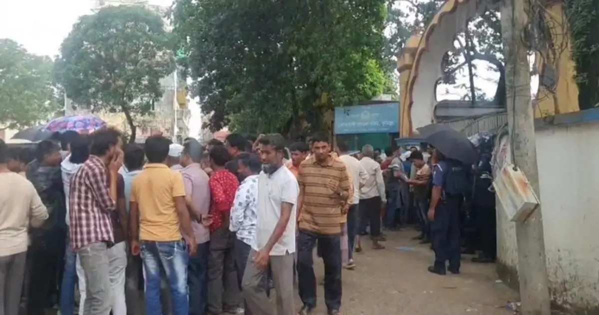 কুমিল্লায় বিএনপি নেতা আটকের ঘটনায় থানা ঘেরাও