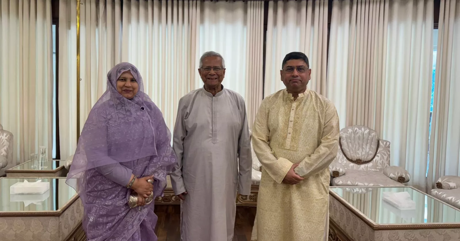 প্রধান উপদেষ্টার সঙ্গে সেনাপ্রধানের সস্ত্রীক সাক্ষাৎ