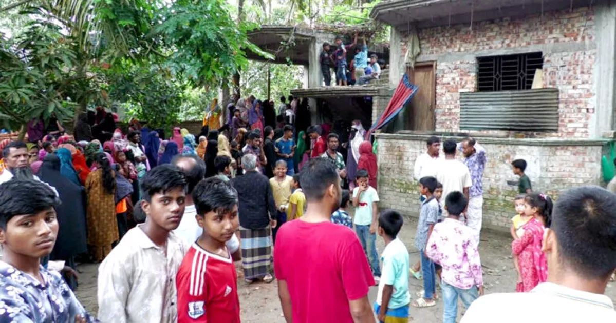 ভোলায় প্রবাসীর স্ত্রীকে কুপিয়ে হত্যা, ‘মারা যাওয়ার ভান করে’ বাঁচল ছেলে