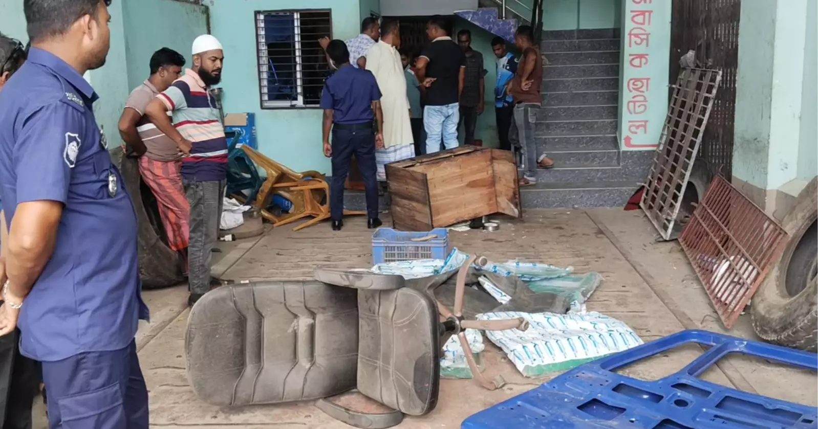 ‘মদ্যপ অবস্থায় ব্যবসায়ীর অফিসে ভাঙচুর-লুটপাট’, চুয়াডাঙ্গায় যুবদল নেতা ব্রাইটসহ আটক ২