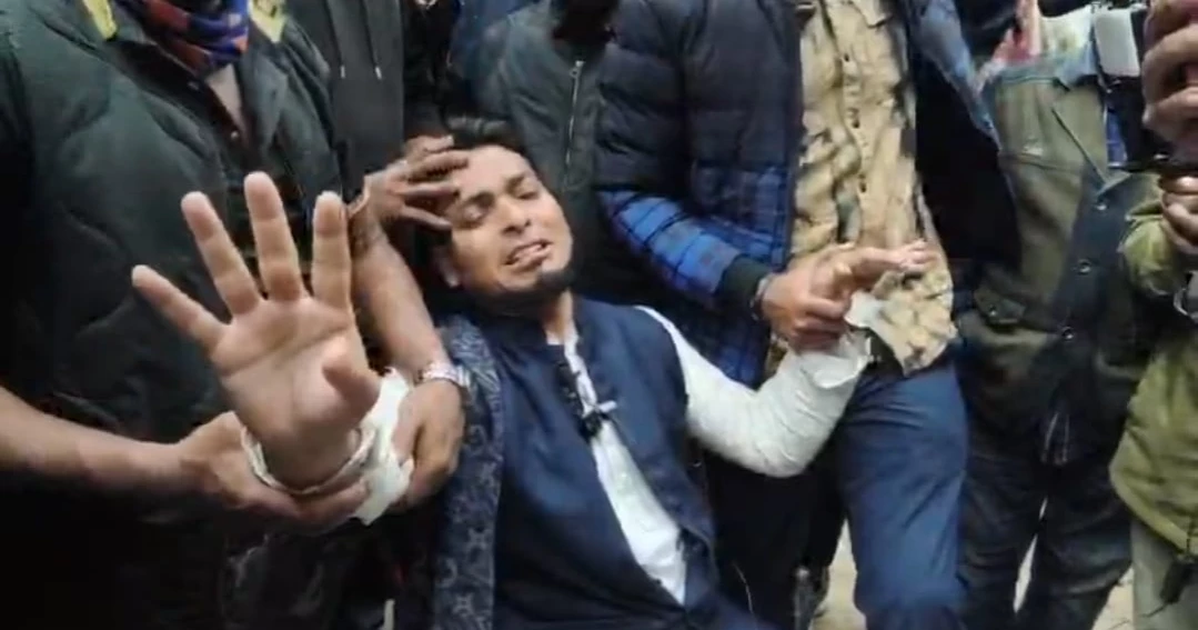 লালমনিরহাটে-১ আসনের স্বতন্ত্র প্রার্থীর গাড়িবহরে হামলা, প্রতিবাদে মহাসড়ক অবরোধ