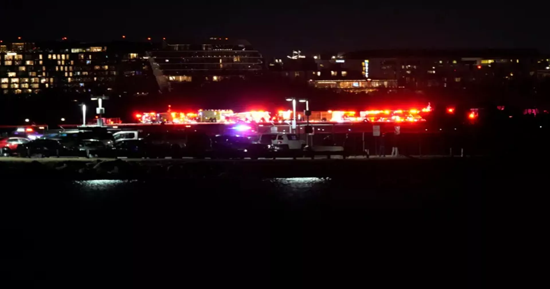 যুক্তরাষ্ট্রে অবতরণের সময় যাত্রীবাহী বিমানের সঙ্গে হেলিকপ্টারের সংঘর্ষ