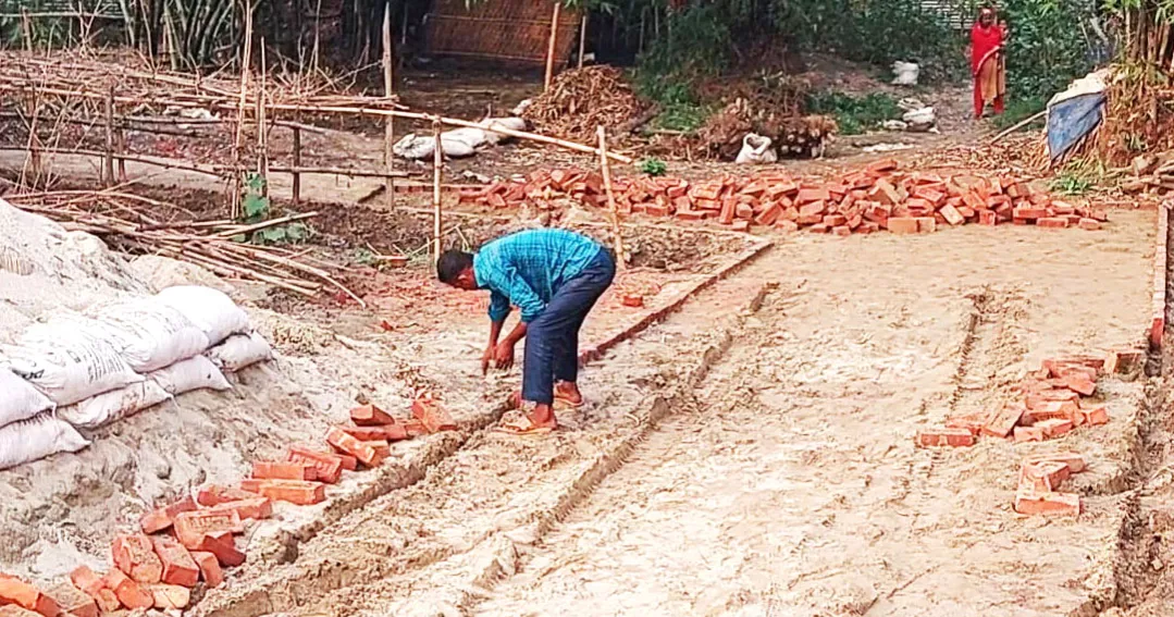 সিরাজগঞ্জে রাস্তার ইট তুলে নিলেন সাবেক ইউপি সদস্য