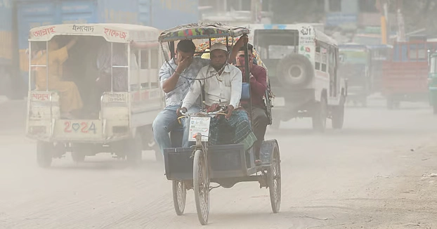 ঢাকার বাতাস আজ ‘খুবই অস্বাস্থ্যকর’, দূষণেও শীর্ষে