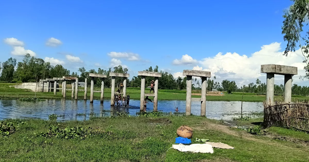 ‘অর্থাভাবে’ সেতুর নির্মাণকাজ বন্ধ, দুর্ভোগে কাউনিয়ার পাঁচ গ্রামের মানুষ