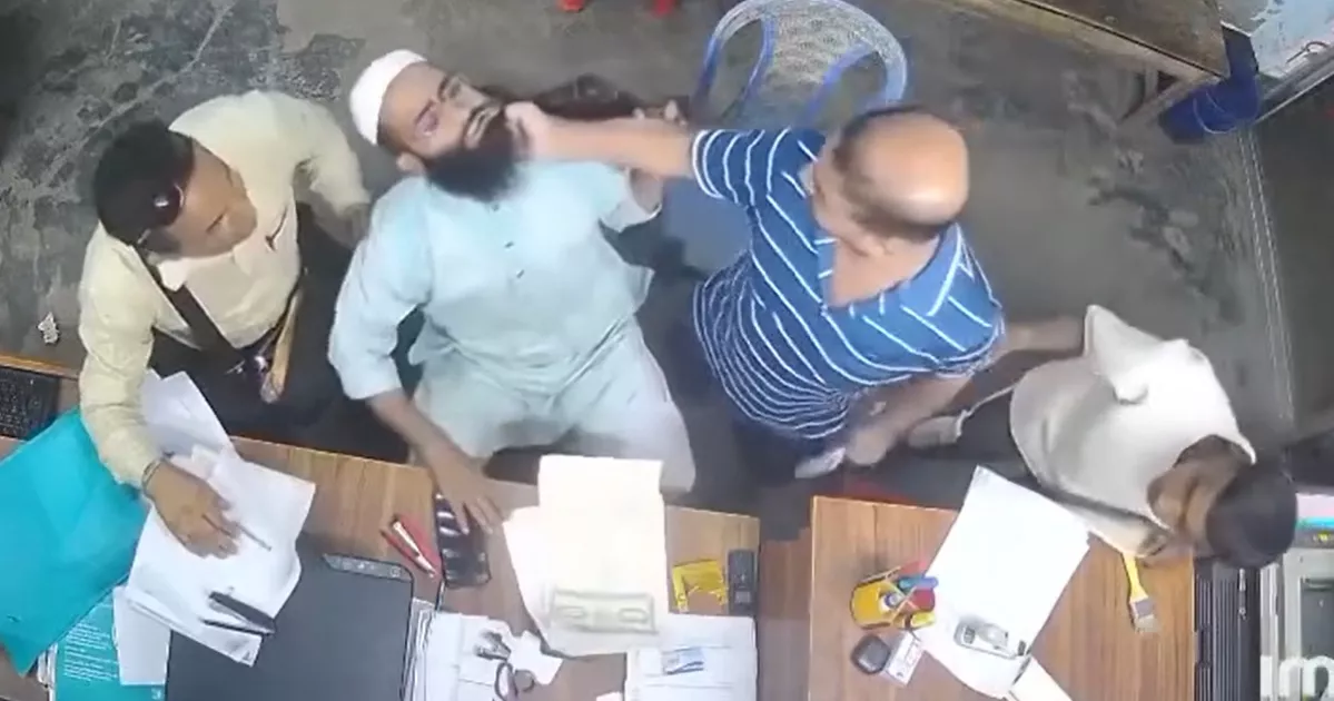 মানিকগঞ্জে চাঁদা না দেওয়ায় দাড়ি টেনে গালাগাল ও মারধরের অভিযোগ