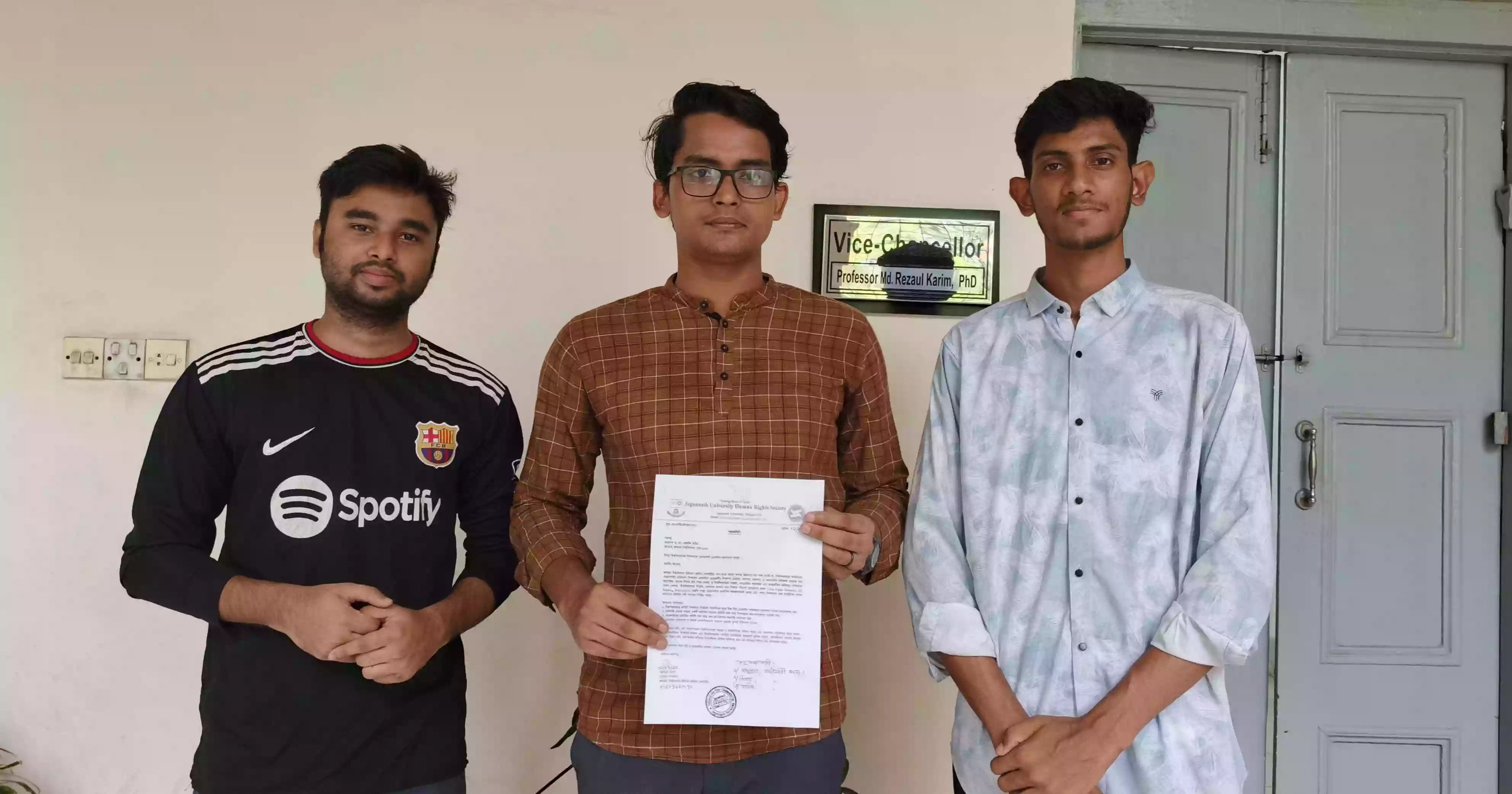 জবি ওয়েবসাইটে শিক্ষকদের প্রোফাইল হালনাগাদের দাবিতে স্মারকলিপি