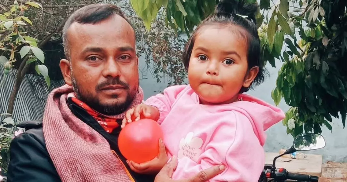 রাজবাড়ীতে বজ্রপাতে বাবার মৃত্যু, কোল থেকে ছিটকে বাঁচল মেয়ে
