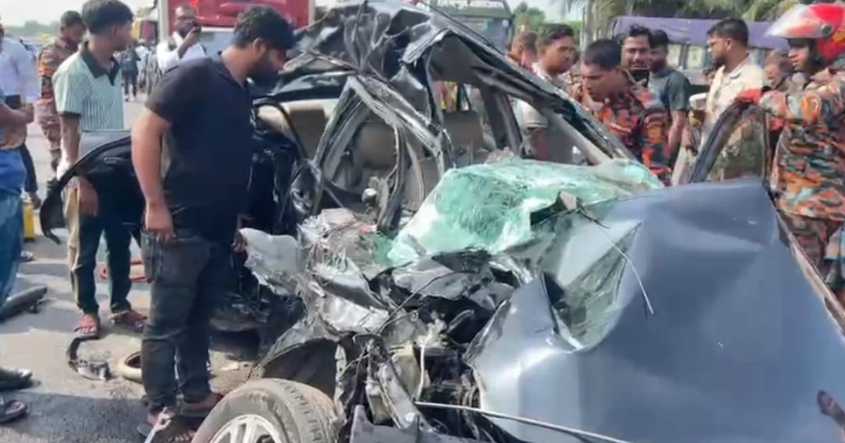 মুন্সীগঞ্জে প্রাইভেটকারে বাসের ধাক্কা, নিহত ৪