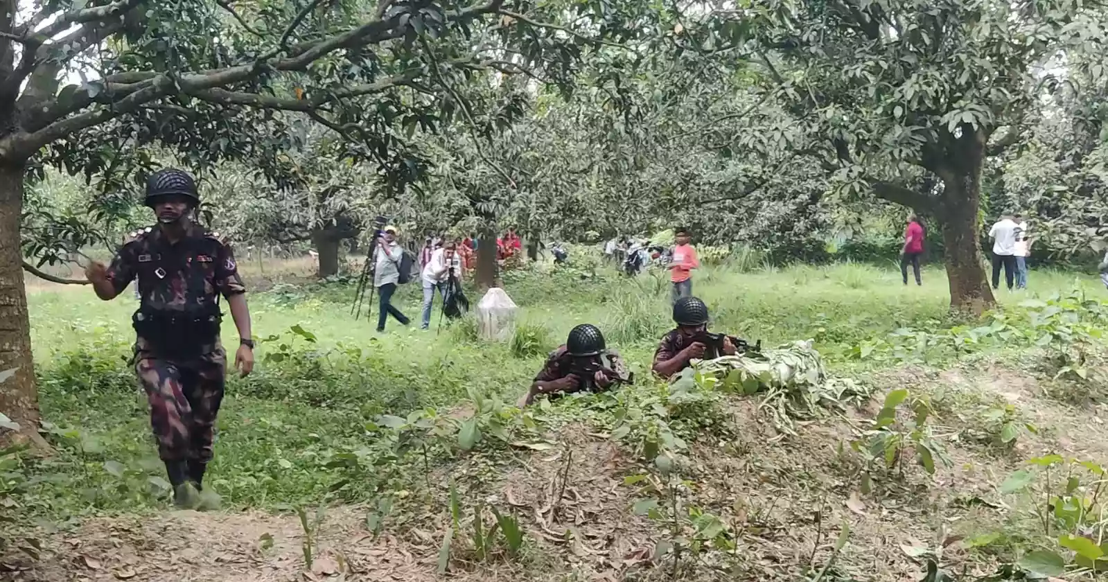 চাঁপাইনবাবগঞ্জ সীমান্তে বিএসএফের পুশইনের চেষ্টার পর ২৮ জন এখনও শূন্যরেখায়