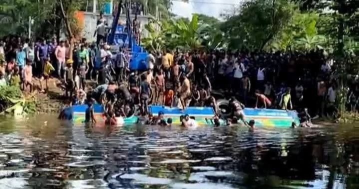 বাস নিয়ন্ত্রণ হারিয়ে খালে পড়ে লক্ষ্মীপুরে নিহত ২, আহত ১৫