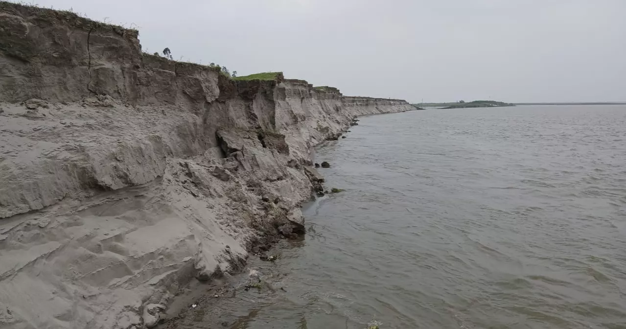 ব্রহ্মপুত্রের ভাঙনে অস্তিত্ব সংকটে কুড়িগ্রামের জলাংকারকুঠির চর, ঝুঁকিতে একমাত্র স্কুল