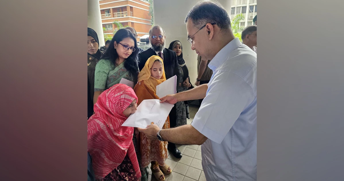 প্রতিবন্ধী তিন ব্যক্তির হাতে নিয়োগপত্র তুলে দিলেন প্রধানমন্ত্রী