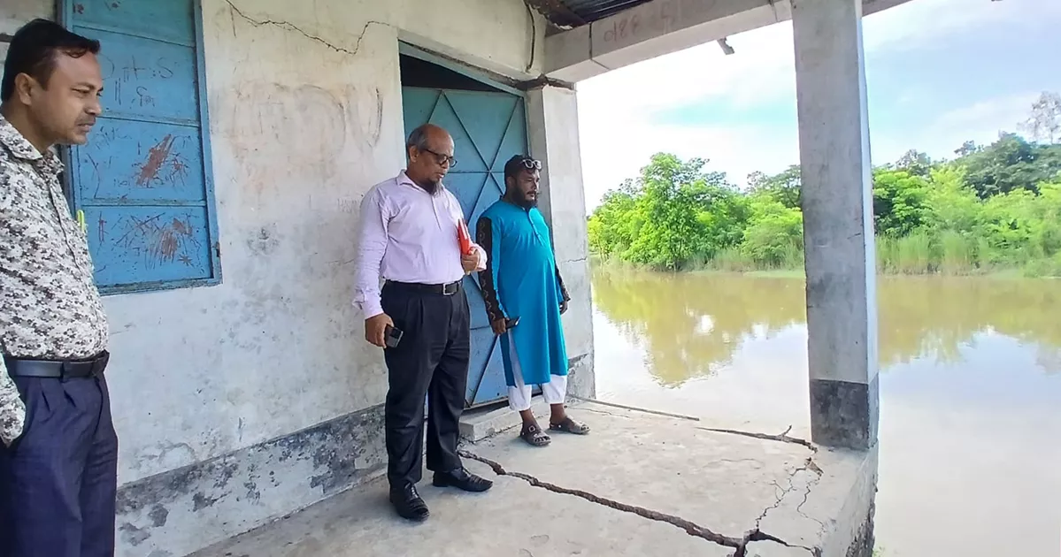 ফেনীতে নদীর করাল গ্রাসে বিদ্যালয় ভবন
