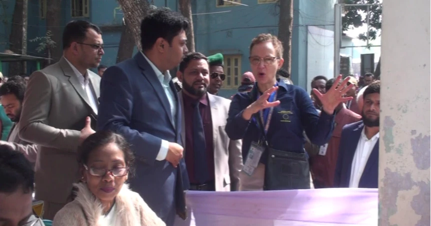 নাটোরে ইউরোপীয় ইউনিয়নের প্রতিনিধিদের উপস্থিতিতে নির্বাচনি সামগ্রী বিতরণ