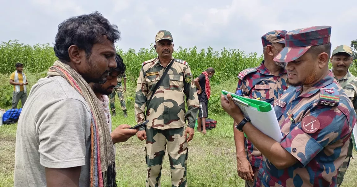১৭ বাংলাদেশিকে ফেরত পাঠালো বিএসএফ