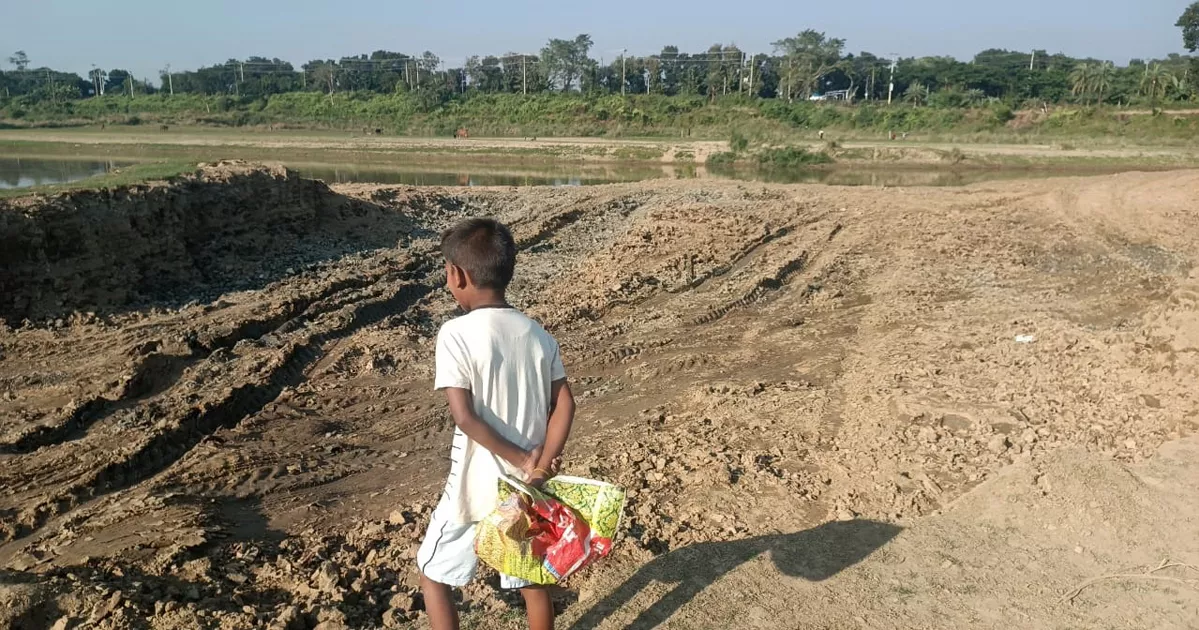 গোমতীর দুই পাড়ে মাটি লুটের মহোৎসব, মাটিখেকোদের ‘ম্যানেজে’ নির্বিকার প্রশাসন