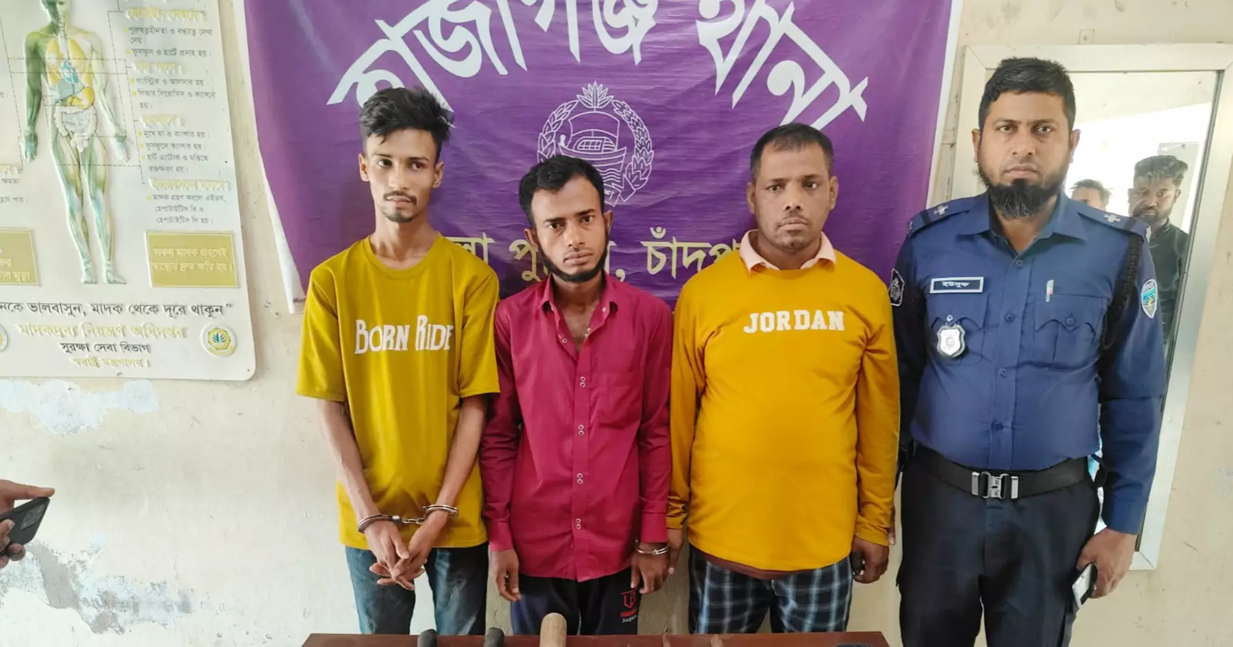 চাঁদপুরে অস্ত্রসহ ডাকাত দলের ৩ সদস্য গ্রেপ্তার