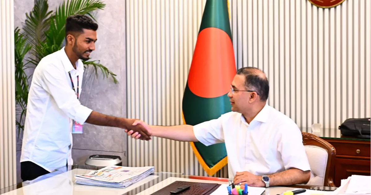 রক্তমাখা পতাকা হাতে প্রধানমন্ত্রীর সঙ্গে সাক্ষাৎ করলেন আজিজুর