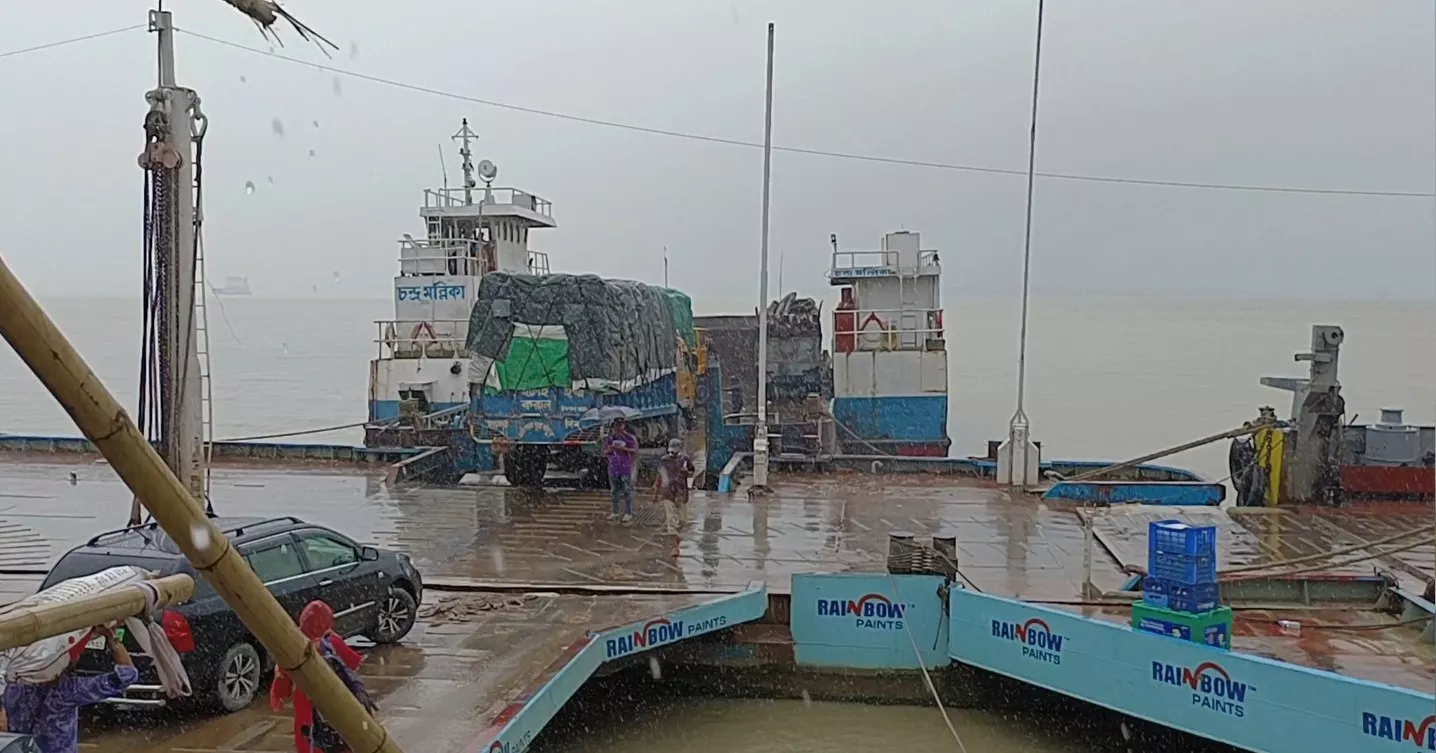 বৈরী আবহাওয়ায় মানিকগঞ্জের দুই নৌরুটে ফেরি ও লঞ্চ চলাচল বন্ধ