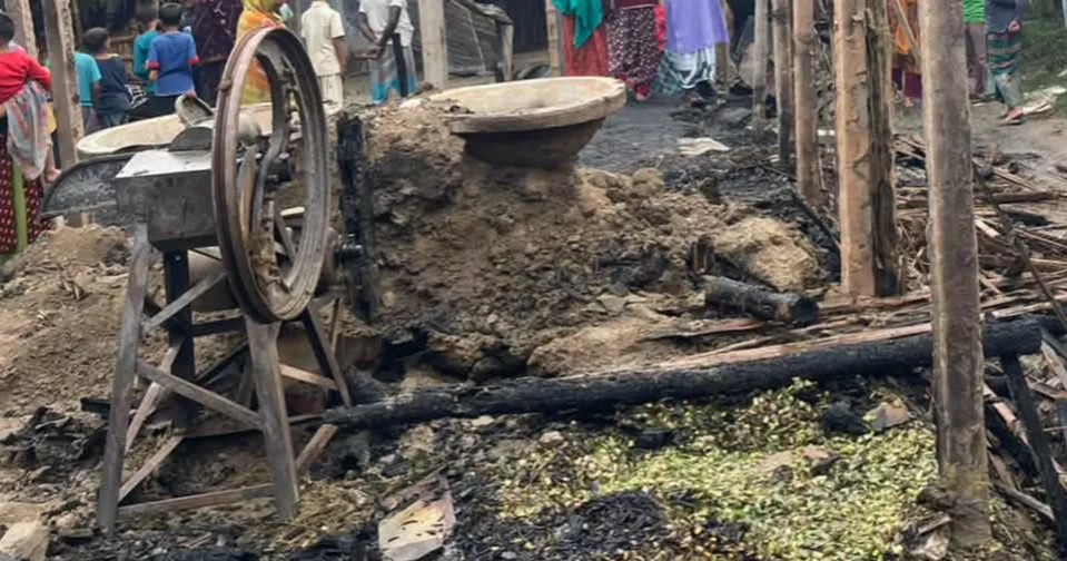 ‘মশার কয়েল থেকে’ অগ্নিকাণ্ডে কুষ্টিয়ায় দুই কৃষক দগ্ধ