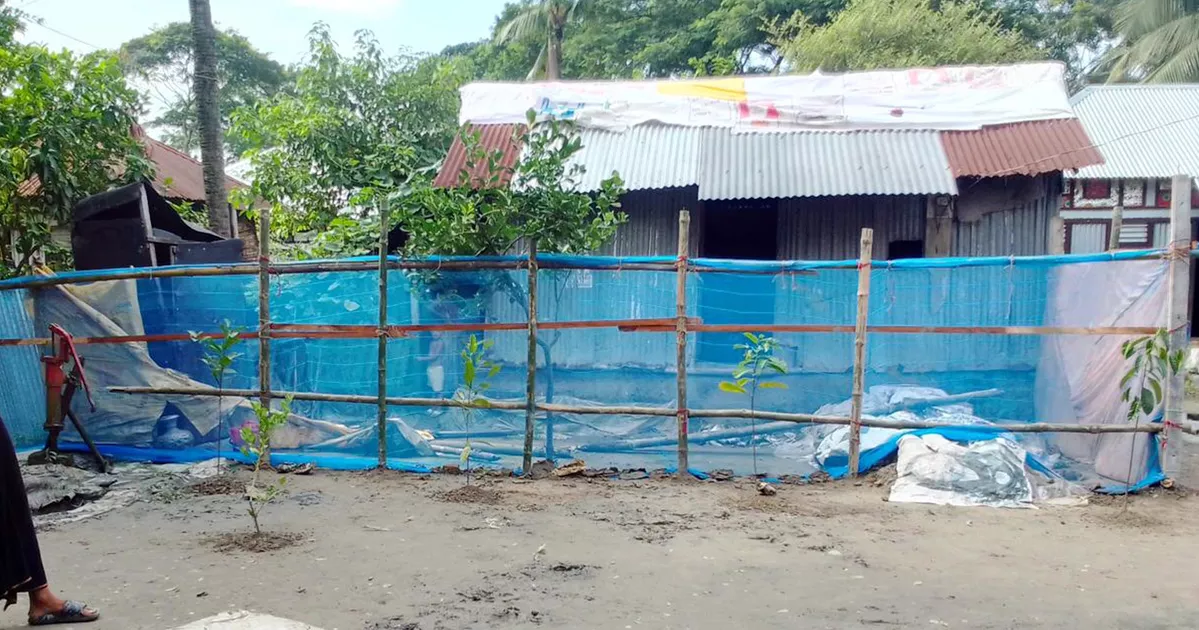 কুমিল্লায় জমির দ্বন্দ্বে বাড়ি ঘিরে বেড়া, আটকা পড়েছে দুটি পরিবার