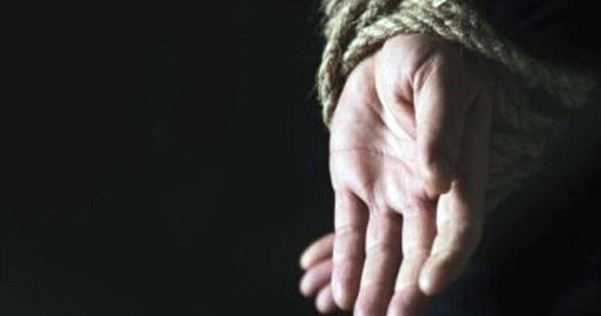 দিনাজপুরে চুরির অভিযোগে মা-মেয়েকে বিদ্যুতের খুঁটিতে বেঁধে নির্যাতন