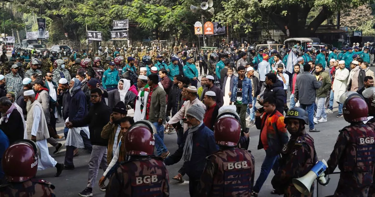 খালেদা জিয়াকে শেষ বিদায় জানাতে মানুষের ঢল