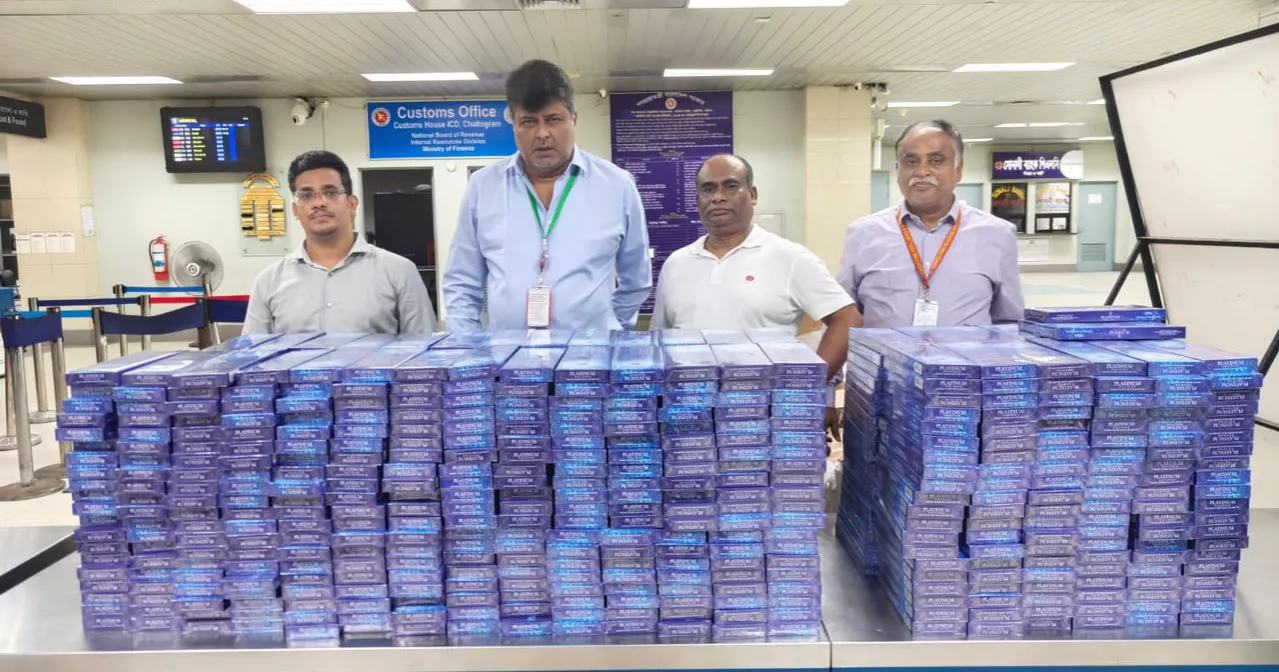 শাহ আমানতে এক ফ্লাইটে ১,৮০২ কার্টন সিগারেট, ১৩ আইফোন জব্দ