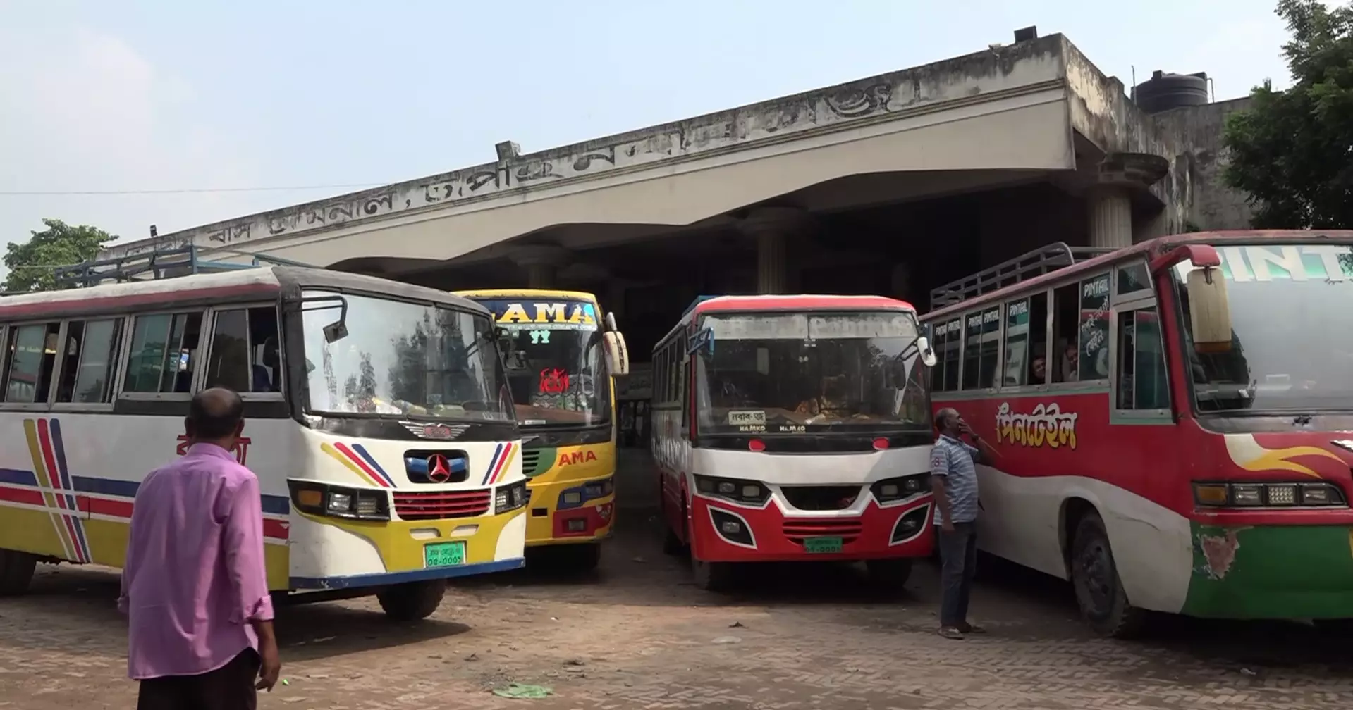 চাঁপাইনবাবগঞ্জের দুই শ্রমিক সংগঠনের দ্বন্দ্বের জেরে সব রুটে বাস চলাচল বন্ধ