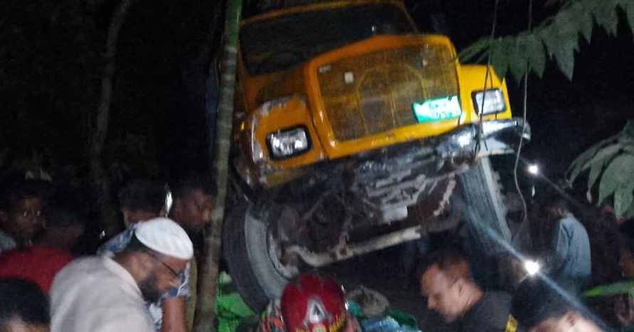 কুমিল্লায় ট্রাক, সিএনজি ও অটোর সংঘর্ষে তিনজন নিহত