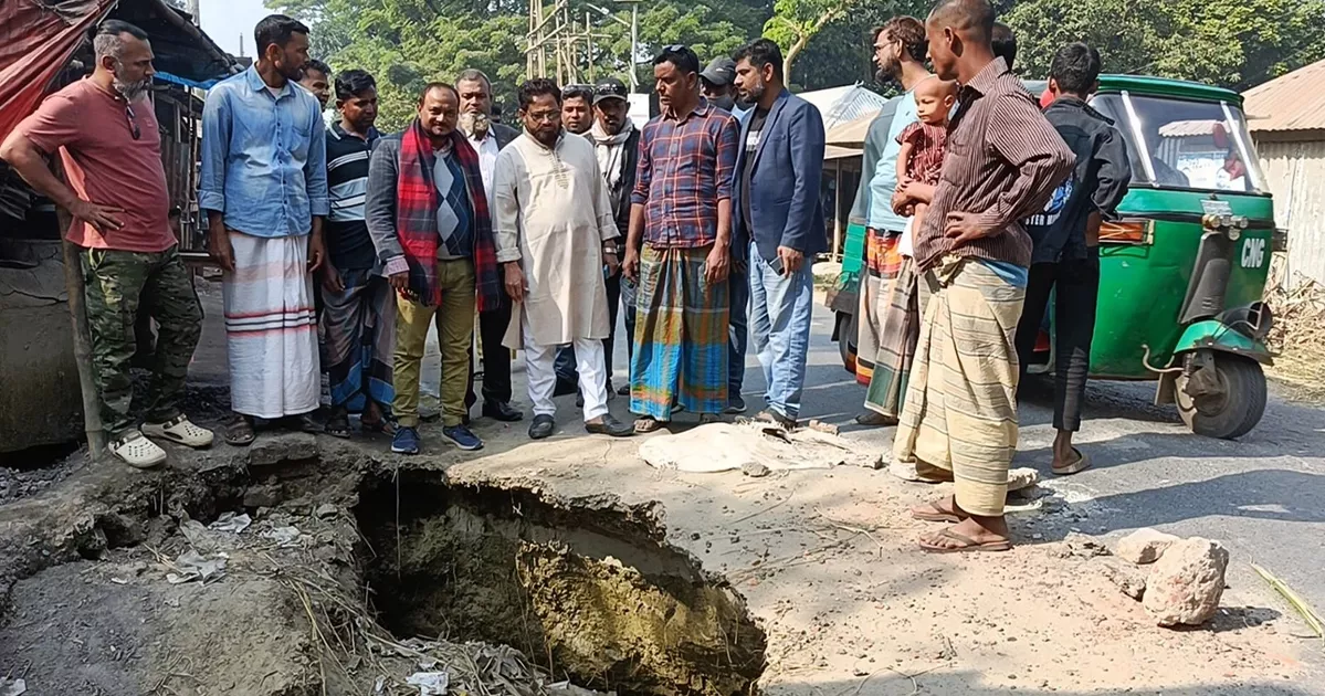 সিরাজগঞ্জ-রায়গঞ্জ সড়কের বেহাল দশা, জনদুর্ভোগ চরমে