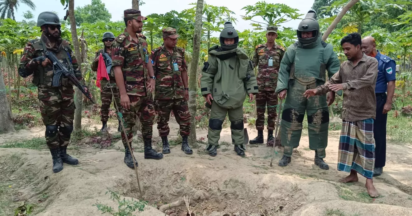 চুয়াডাঙ্গায় ৭টি ল্যান্ডমাইন নিষ্ক্রিয় করল সেনাবাহিনীর বোম ডিসপোজাল ইউনিট