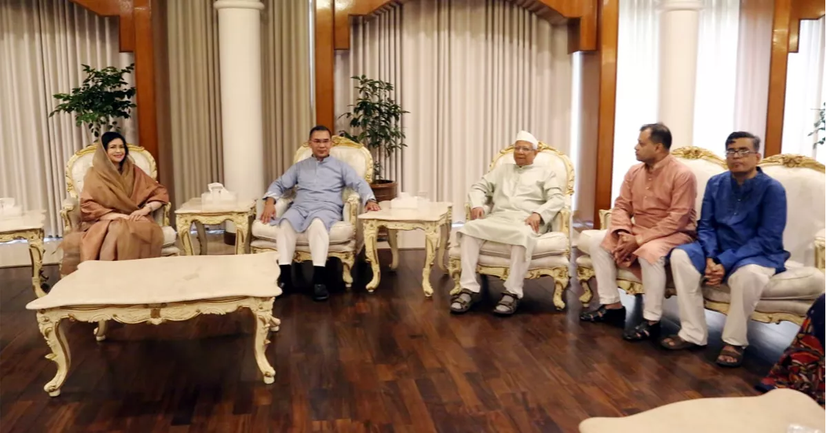 অধ্যাপক ইউনূসের সঙ্গে প্রধানমন্ত্রীর ঈদের শুভেচ্ছা বিনিময়