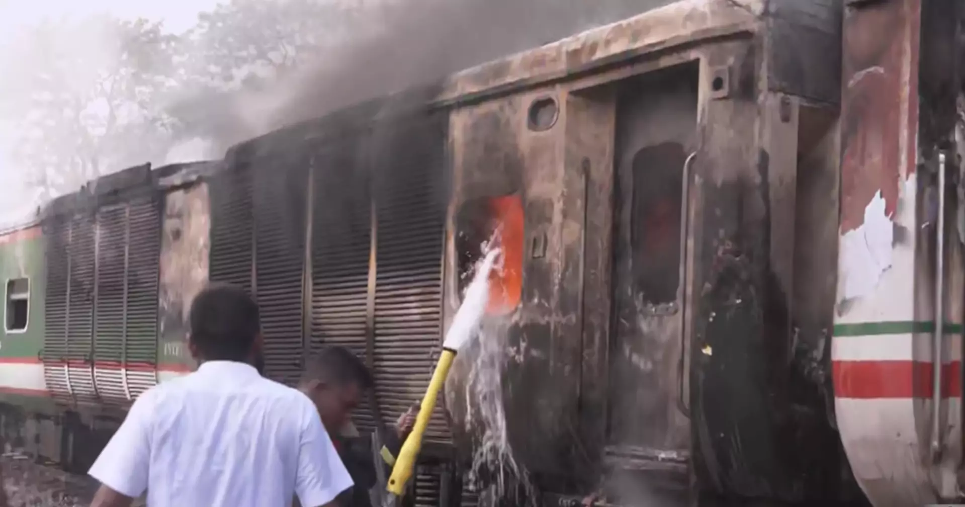 চট্টগ্রামে চলন্ত ট্রেনের বগিতে আগুন, অল্পের জন্য রক্ষা পেল যাত্রীরা