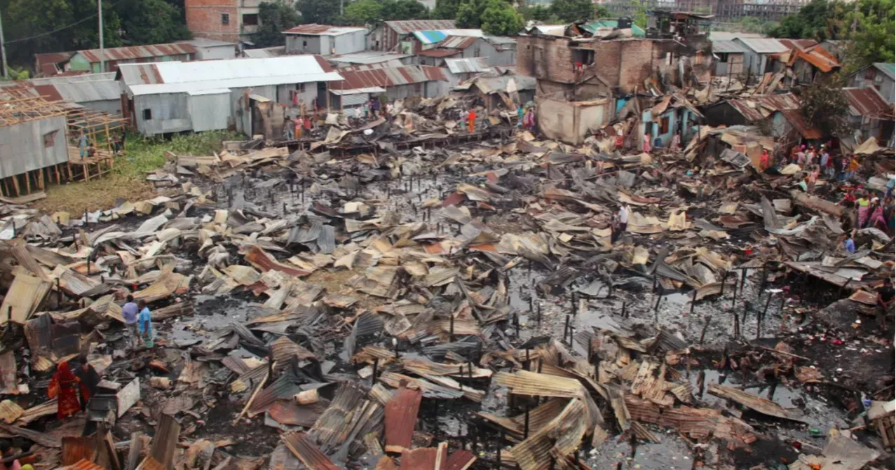 শ্যামল পল্লী বস্তিতে আগুন: অগণন স্বপ্ন পুড়ে ছাই হতে দেখল বাসিন্দারা