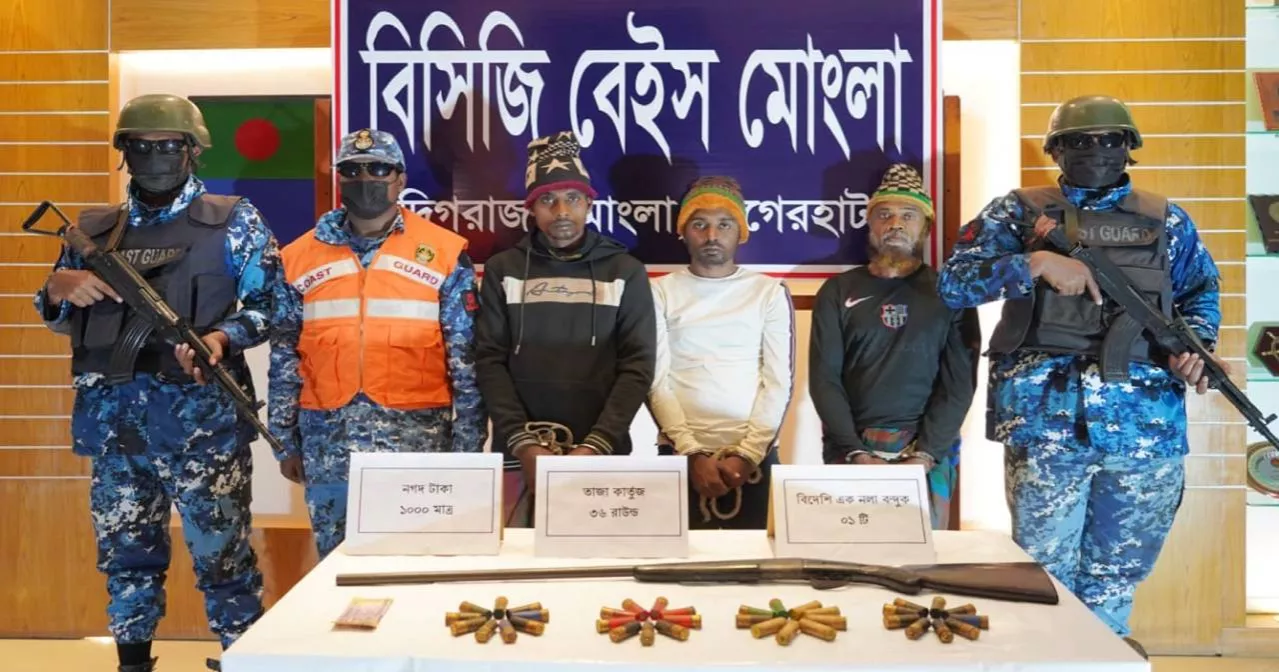 সুন্দরবনে ৩ জলদস্যুকে কোষ্টগার্ডে দিলেন জেলেরা, অস্ত্র ও গুলি জব্দ