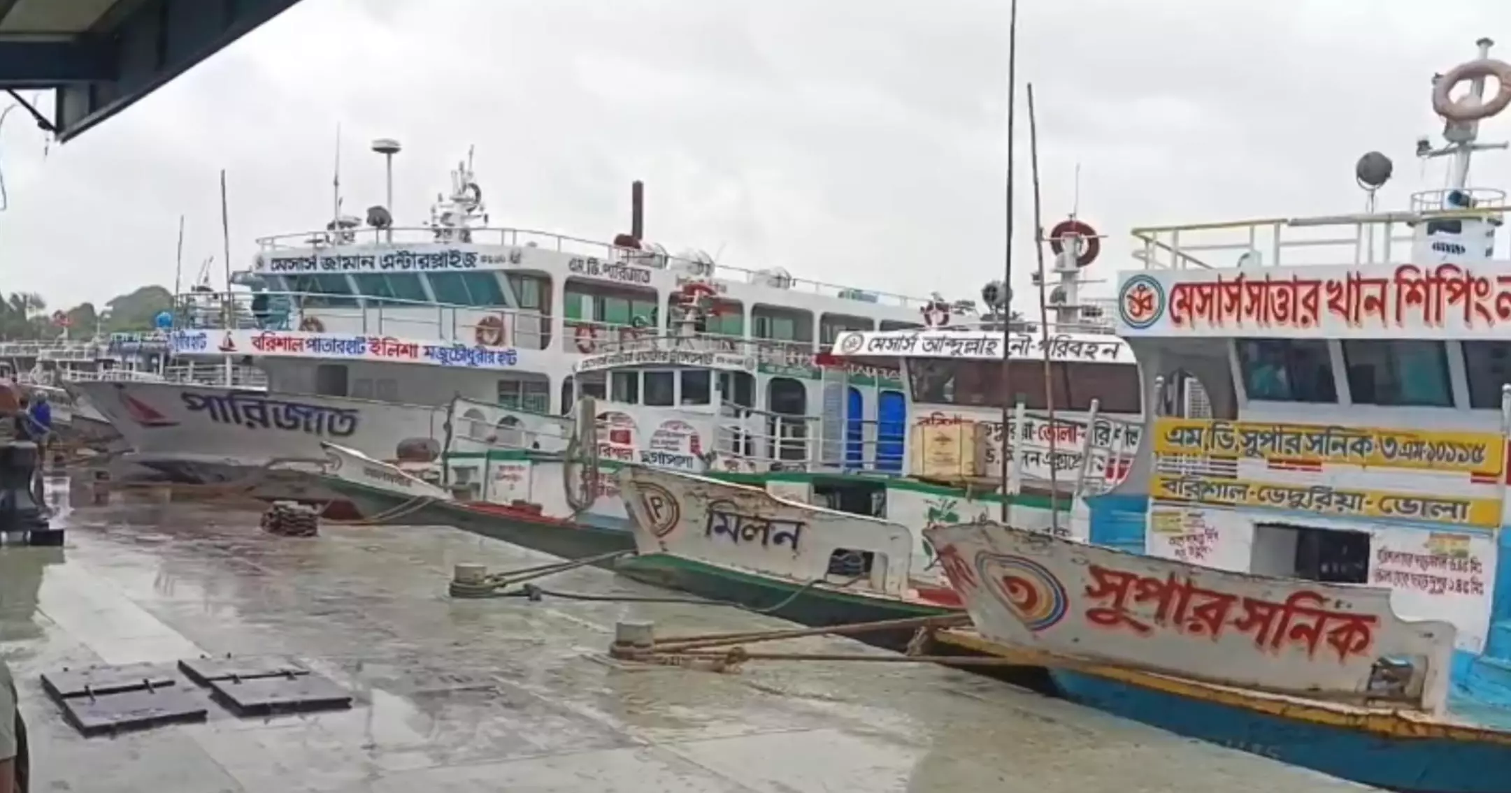 বৃষ্টি ও ঝড়ো বাতাসে বরিশালে লঞ্চ চলাচল বন্ধ, জনদুর্ভোগ