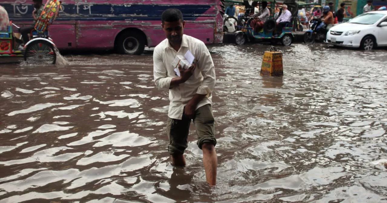 টানা বৃষ্টি ও আন্দোলন-অবরোধে রাজধানীর নাগরিক ভোগান্তি চরমে