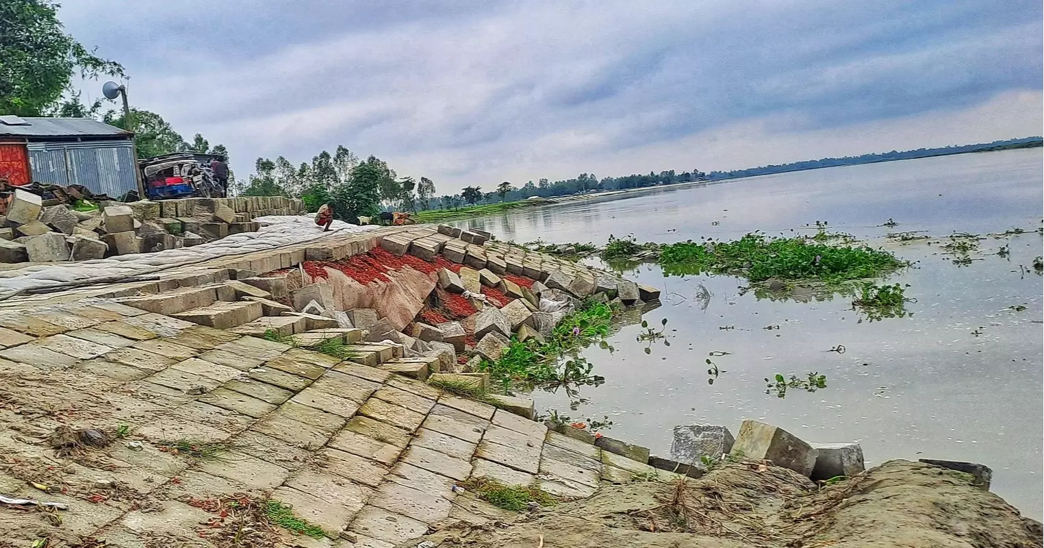 কুড়িগ্রামে বৃষ্টিতেই নির্মাণাধীন কোটি টাকার বাঁধে ধস