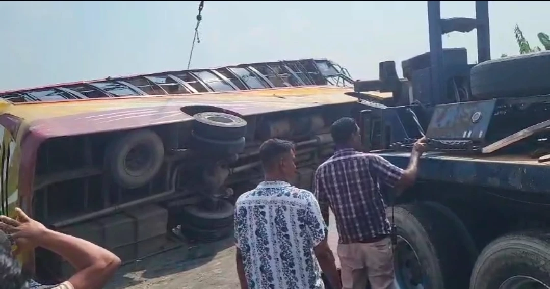 ফরিদপুরে বাস উল্টে শিশুসহ নিহত দুই, আহত ১৫